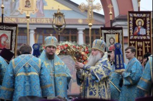 В крестном ходе в день празднования в честь Казанской иконы Божией Матери приняло участие около восьми тысяч человек
