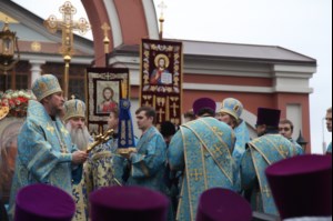 В крестном ходе в день празднования в честь Казанской иконы Божией Матери приняло участие около восьми тысяч человек