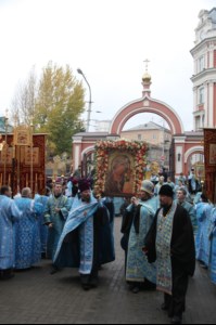 В крестном ходе в день празднования в честь Казанской иконы Божией Матери приняло участие около восьми тысяч человек