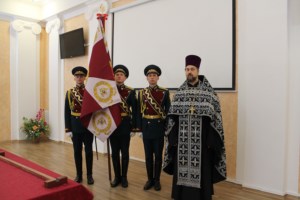 Священник совершил Чин освящения Боевого знамени Саратовского военного института войск национальной гвардии Российского Федерации