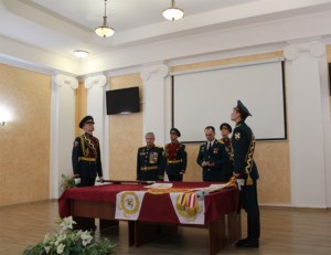 Священник совершил Чин освящения Боевого знамени Саратовского военного института войск национальной гвардии Российского Федерации