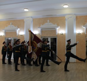 Священник совершил Чин освящения Боевого знамени Саратовского военного института войск национальной гвардии Российского Федерации