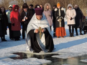 В селе Пристанное совершен традиционный крестный ход и освящение воды на реке Волга
