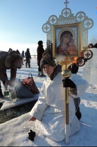 В селе Пристанное совершен традиционный крестный ход и освящение воды на реке Волга