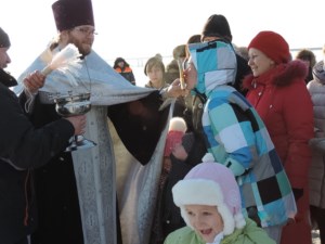 В селе Пристанное совершен традиционный крестный ход и освящение воды на реке Волга