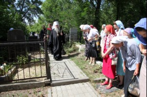 Панихида на могиле епископа Вениамина (Милова)