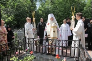 Панихида на могиле епископа Вениамина (Милова)