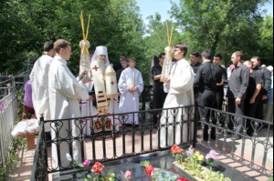 Панихида на могиле епископа Вениамина (Милова)