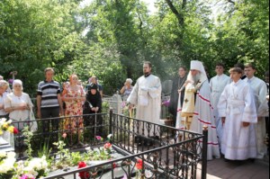 Панихида на могиле епископа Вениамина (Милова)