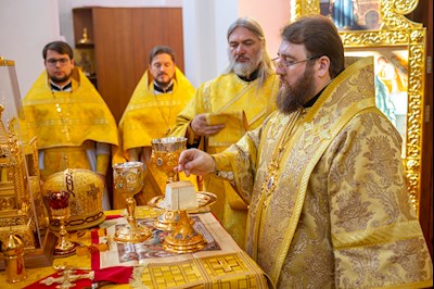 В день престольного праздника в храме Нерукотворного Образа Спасителя г. Саратова прошло архиерейское богослужение