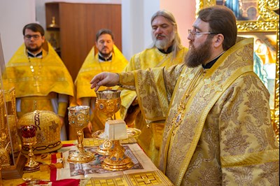 В день престольного праздника в храме Нерукотворного Образа Спасителя г. Саратова прошло архиерейское богослужение