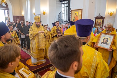 В день престольного праздника в храме Нерукотворного Образа Спасителя г. Саратова прошло архиерейское богослужение
