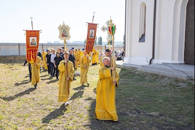 В день престольного праздника в храме Нерукотворного Образа Спасителя г. Саратова прошло архиерейское богослужение