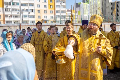 В день престольного праздника в храме Нерукотворного Образа Спасителя г. Саратова прошло архиерейское богослужение