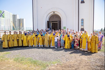 В день престольного праздника в храме Нерукотворного Образа Спасителя г. Саратова прошло архиерейское богослужение