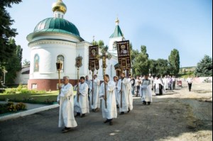 Крестный ход и освящение куполов и крестов Святых монастырских врат