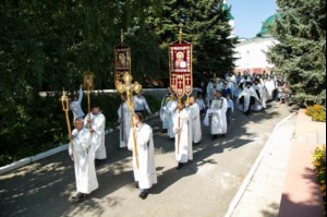 Крестный ход и освящение куполов и крестов Святых монастырских врат