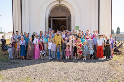 В день престольного праздника в храме Нерукотворного Образа Спасителя г. Саратова прошло архиерейское богослужение