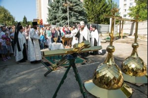 Крестный ход и освящение куполов и крестов Святых монастырских врат