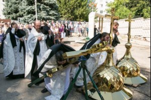 Крестный ход и освящение куполов и крестов Святых монастырских врат