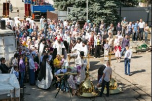 Крестный ход и освящение куполов и крестов Святых монастырских врат