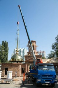 Крестный ход и освящение куполов и крестов Святых монастырских врат