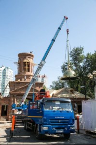 Крестный ход и освящение куполов и крестов Святых монастырских врат