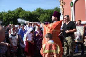 К престольному празднику храм святых царственных страстотерпцев г. Саратова организовал акцию «Белый цветок»