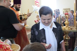 К престольному празднику храм святых царственных страстотерпцев г. Саратова организовал акцию «Белый цветок»