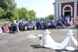 К престольному празднику храм святых царственных страстотерпцев г. Саратова организовал акцию «Белый цветок»