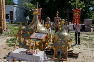Освящены кресты и купола храма святителя Николая в Октябрьском Городке