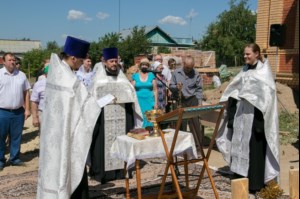 Освящены кресты и купола храма святителя Николая в Октябрьском Городке