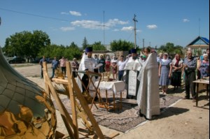 Освящены кресты и купола храма святителя Николая в Октябрьском Городке