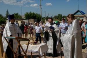 Освящены кресты и купола храма святителя Николая в Октябрьском Городке