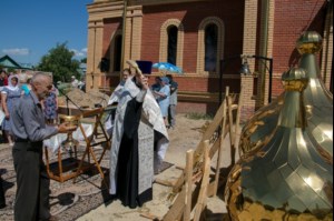 Освящены кресты и купола храма святителя Николая в Октябрьском Городке