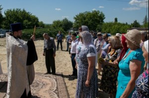 Освящены кресты и купола храма святителя Николая в Октябрьском Городке