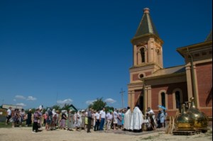 Освящены кресты и купола храма святителя Николая в Октябрьском Городке