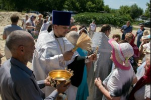 Освящены кресты и купола храма святителя Николая в Октябрьском Городке