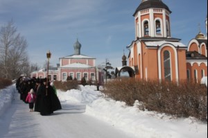 Божественная литургия в Свято-Алексиевском женском монастыре Саратова