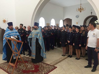 Воспитанники казачьих классов 43-й школы помолились перед началом учебного года