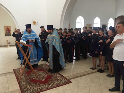 Воспитанники казачьих классов 43-й школы помолились перед началом учебного года