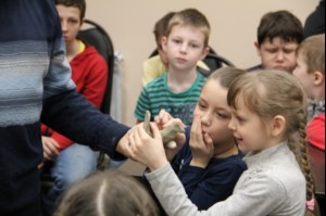 Ребята из «Патриота» познакомились с мастером саратовской глиняной игрушки