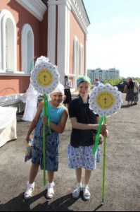 К престольному празднику храм святых царственных страстотерпцев г. Саратова организовал акцию «Белый цветок»