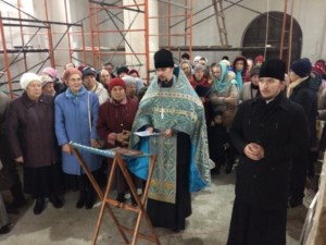 В строящемся храме в честь иконы Божией Матери «Всех скорбящих Радость» совершен праздничный молебен