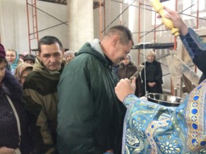 В строящемся храме в честь иконы Божией Матери «Всех скорбящих Радость» совершен праздничный молебен