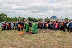 Состоялся молебен на начало строительство храма в р.п. Октябрьский городок Татищевского района