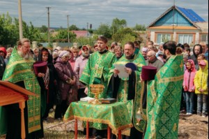 Состоялся молебен на начало строительство храма в р.п. Октябрьский городок Татищевского района