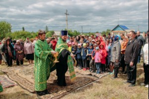 Состоялся молебен на начало строительство храма в р.п. Октябрьский городок Татищевского района