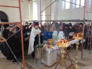 Более 200 человек — будущих прихожан строящегося храма — собрались вместе встретить праздник Крещения