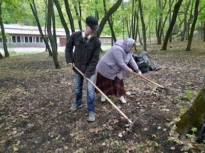 Более семидесяти человек приняли участие в уборке территории лагеря «Солнечный»